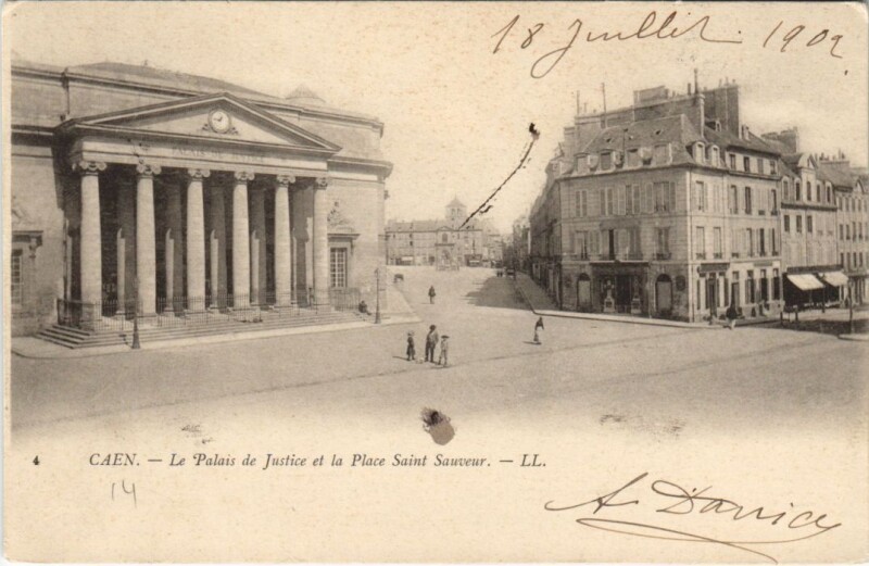 Carte postale ancienne Caen Le Palais de Justice et la Place Saint Sauveur