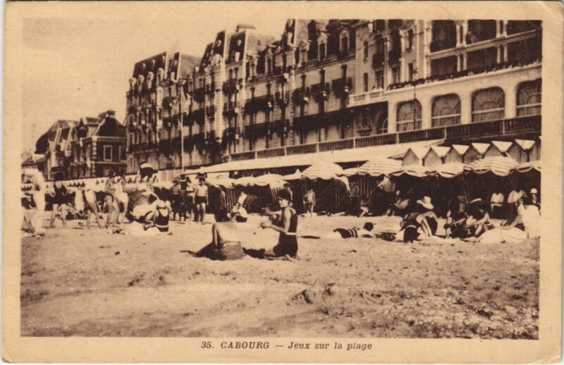 Carte postale ancienne Cabourg - Jeux sur la Plage à Cabourg