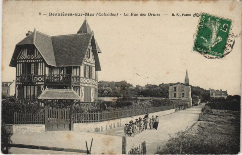 Carte postale ancienne Bernieres-sur-Mer La Rue des Ormes