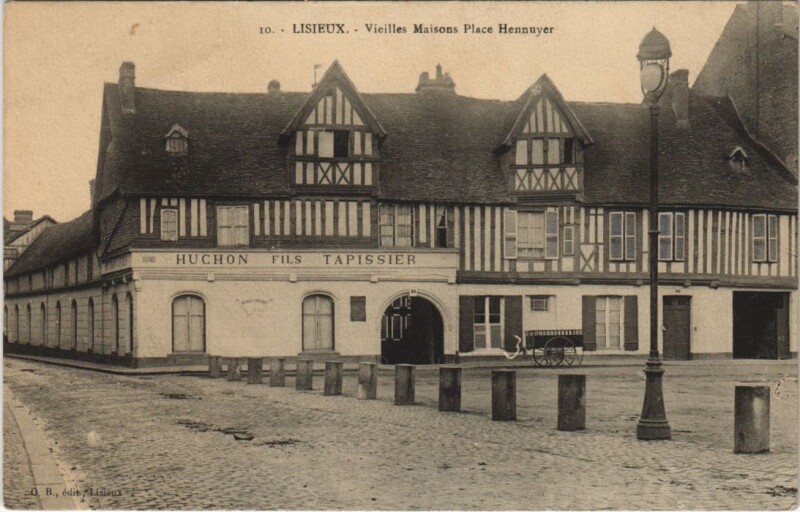 Carte postale ancienne Lisieux Vieilles Maisons Place Hennuyer à Lisieux