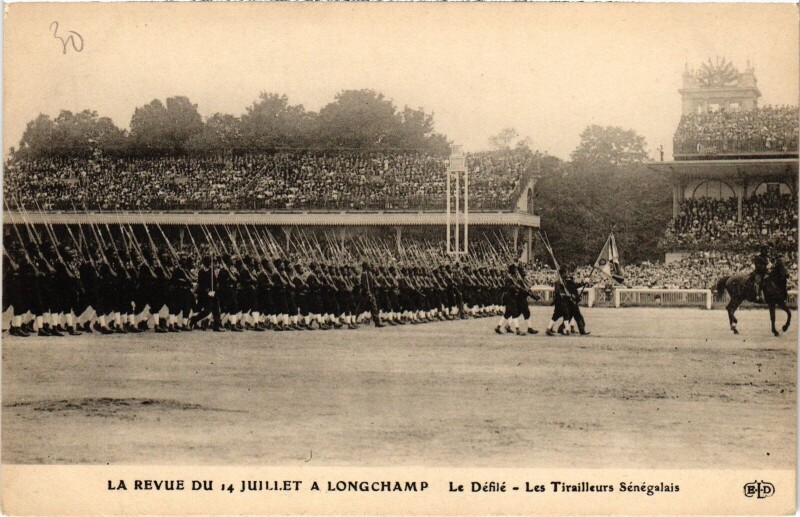 Carte postale ancienne Paris Revue du 14 Juillet a Longchamp le Defile
