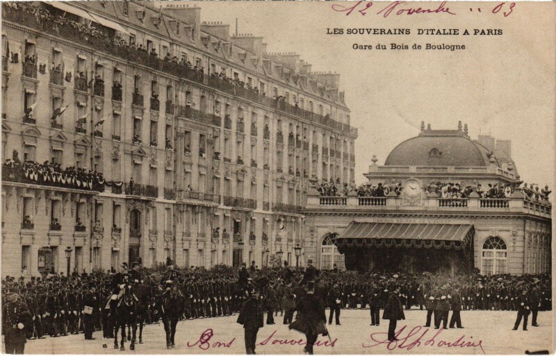 Carte postale ancienne Les Souverains d'Italie à Paris - Gare du Bois de Boulogne à Paris 16e