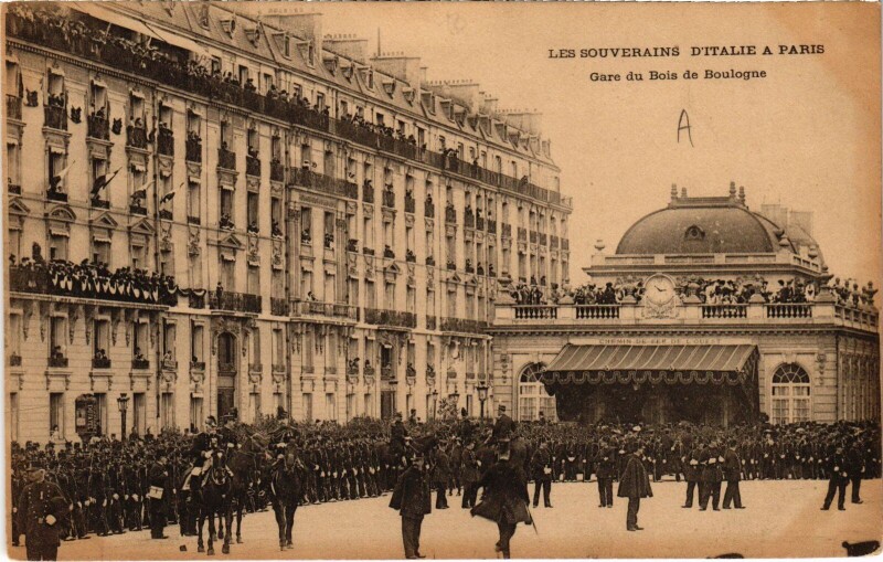 Carte postale ancienne Les Souverains d'Italie à Paris - Gare du Bois de Boulogne à Paris 16e