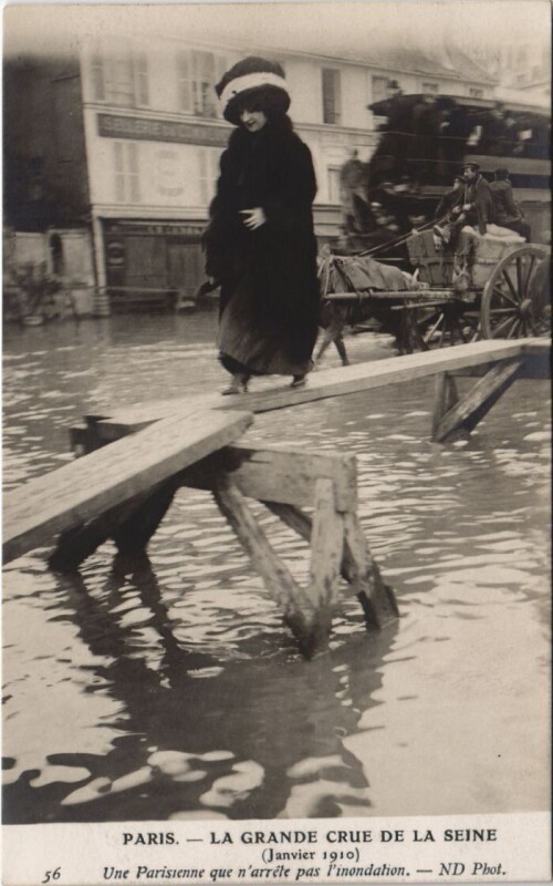 Carte postale ancienne Inondations 1910 Paris une parisienne