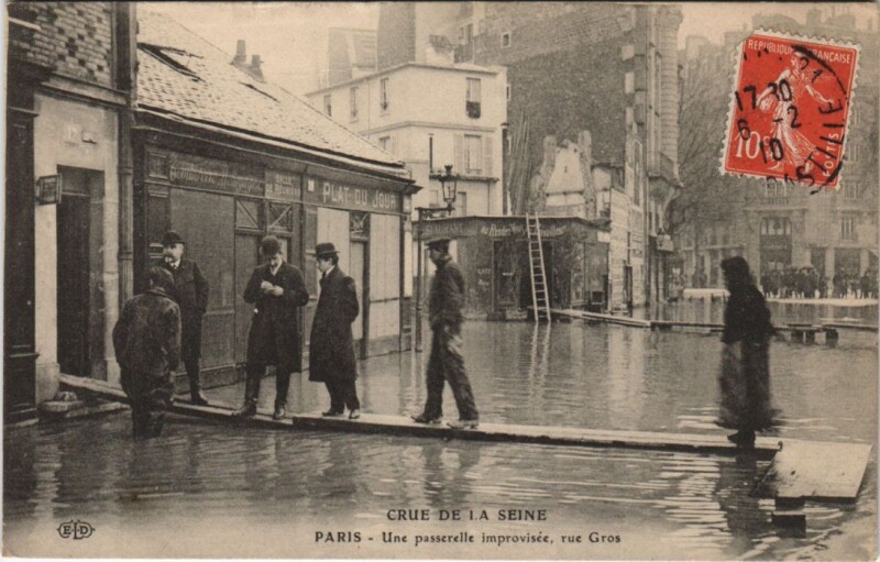 Carte postale ancienne Crue de la Seine - Une passerelle improvisée, rue Gros à Paris 16e