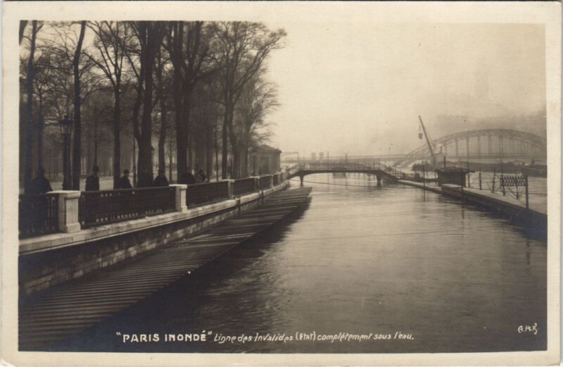 Carte postale ancienne Inondations 1910 Paris Ligne des Invalides