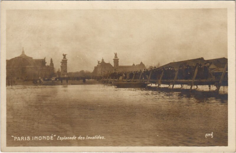 Carte postale ancienne Inondations 1910 Paris Esplanade des Invalides