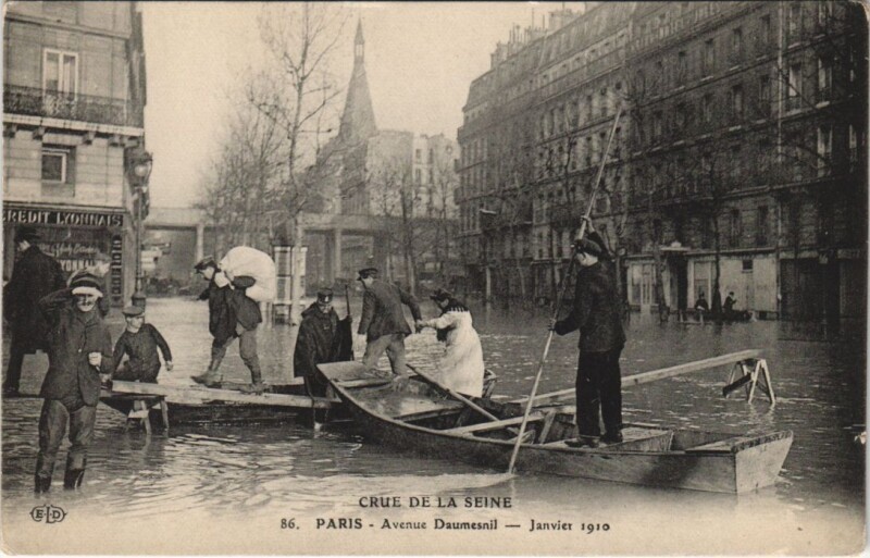Carte postale ancienne Crue de la Seine - Avenue Daumesnil - Janvier 1910 à Paris 12e