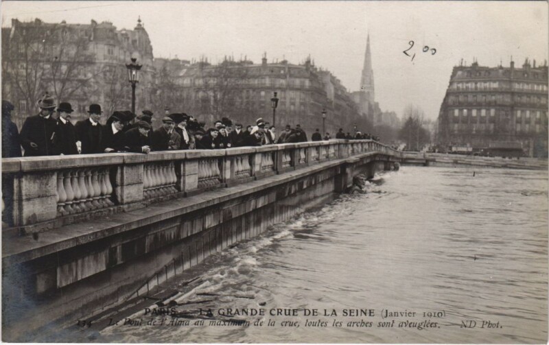 Carte postale ancienne Inondations 1910 Paris Pont de l'Alma