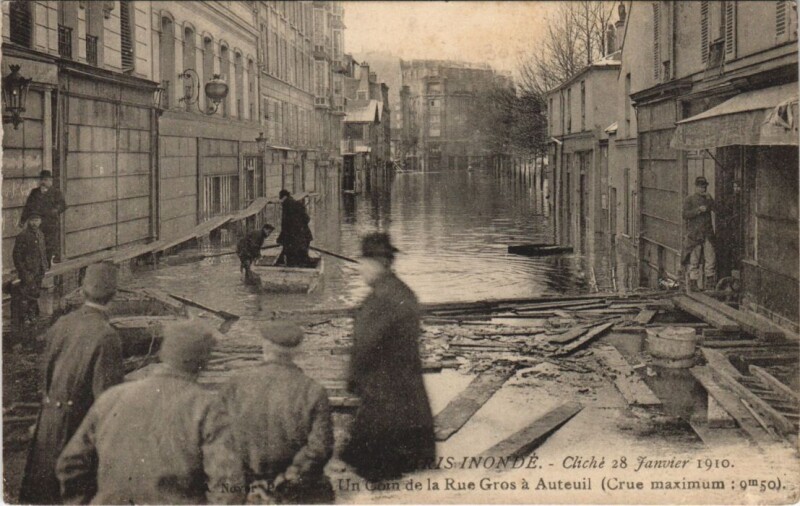 Carte postale ancienne Paris inondé - Cliché 28 Janvier 1910 - Un Coin de la Rue Gros à Auteuil à Paris 16e