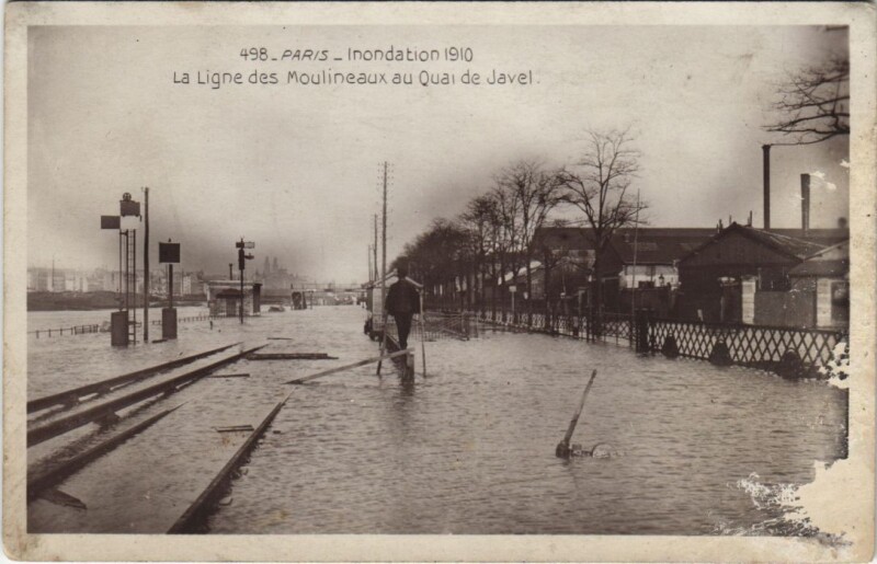 Carte postale ancienne Inondations 1910 Paris Quai de Javel Ligne des Moulineaux