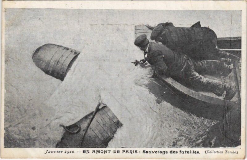 Carte postale ancienne Janvier 1910 - En amont de Paris : Sauvetage des futailles à Paris 12e