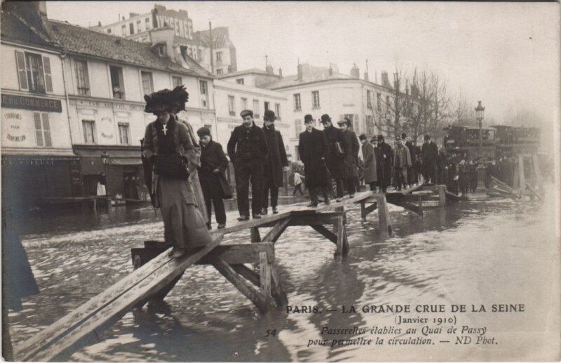 Carte postale ancienne La Grande Crue de la Seine (Janvier 1910) - Passerelles établies au Quai de Passy pour permettre la circulation à Paris 16e
