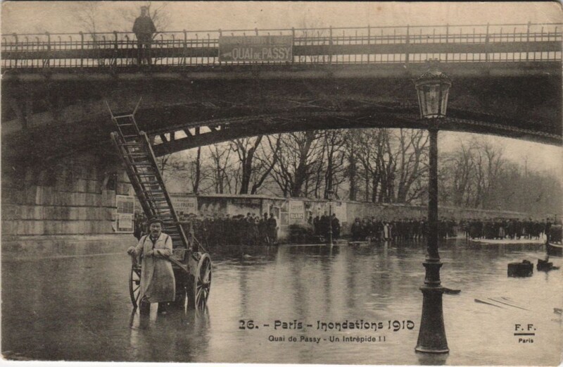 Carte postale ancienne Inondations 1910 - Quai de Passy - Un Intrépide à Paris 16e