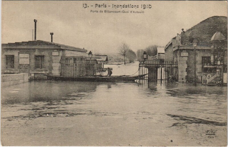 Carte postale ancienne Inondations 1910 - Porte de Billancourt (Quai d'Auteuil) à Paris 16e