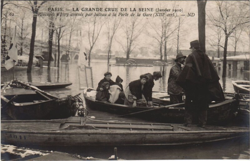 Carte postale ancienne La Grande Crue de la Seine - Rescapés d'Ivry amenés par bateau à la Porte de la Gare à Paris 13e