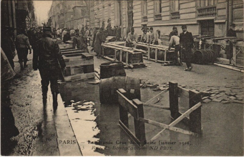 Carte postale ancienne Inondations 1910 Paris Rue de Bourgogne