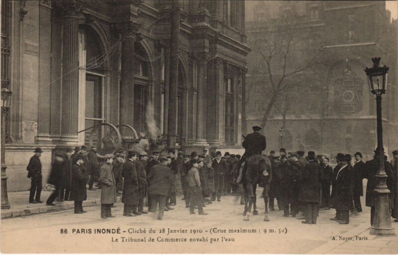 Carte postale ancienne Inondations 1910 Paris Tribunal de Commerce