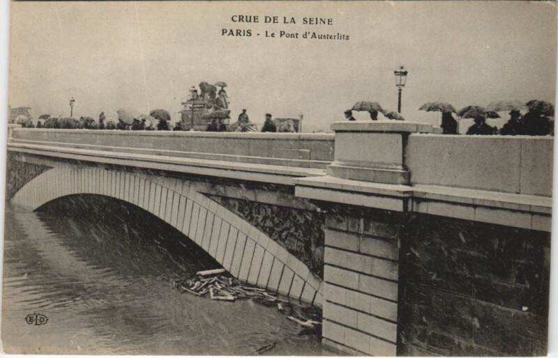 Carte postale ancienne Crue de la Seine - Le Pont d'Austerlitz à Paris 12e