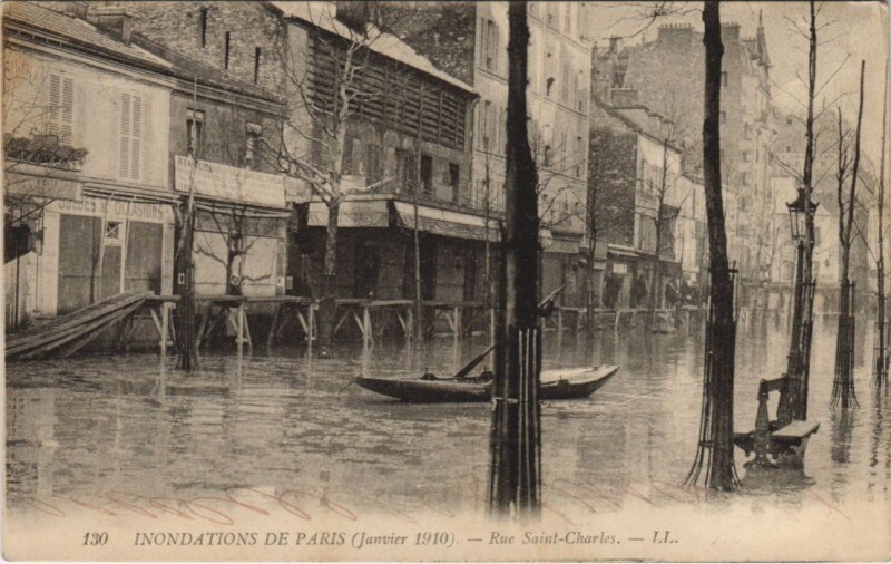 Carte postale ancienne Inondations de Paris (Janvier 1910) - Rue Saint-Charles à Paris 15e