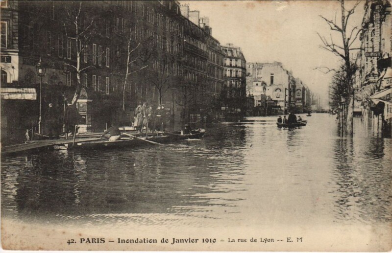 Carte postale ancienne Inondations 1910 Paris Rue de Lyon