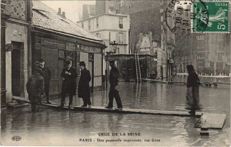 Carte postale ancienne Crue de la Seine - Une passerelle improvisée, rue Gros à Paris 16e
