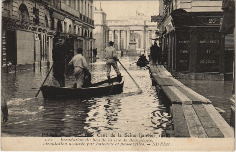 Carte postale ancienne Inondations 1910 Paris Rue de Bourgogne