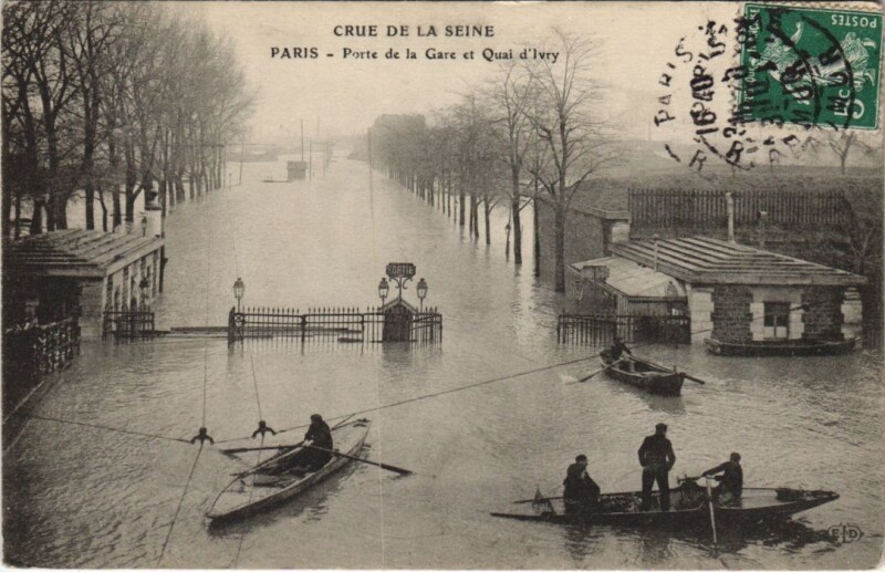 Carte postale ancienne Crue de la Seine - Porte de la Gare et Quai d'Ivry à Paris 13e