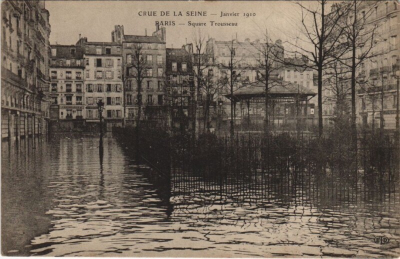 Carte postale ancienne Inondations 1910 Paris Square Trousseau