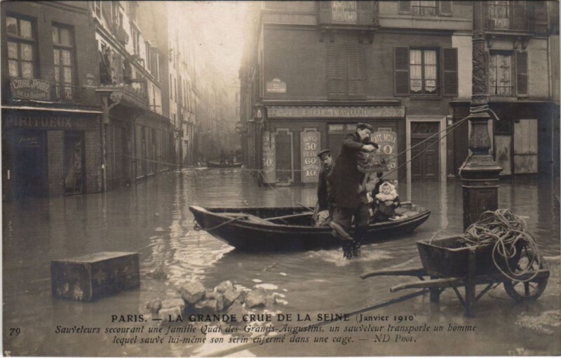 Carte postale ancienne Inondations 1910 Paris Quai des Grands-Augustins Sauvetage