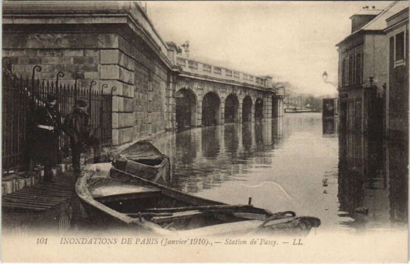 Carte postale ancienne Inondations 1910 Paris Station de Passy