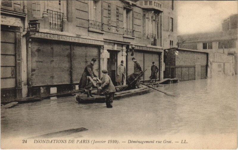 Carte postale ancienne Inondations de Paris (Janvier 1910). - Déménagement rue Gros à Paris 16e