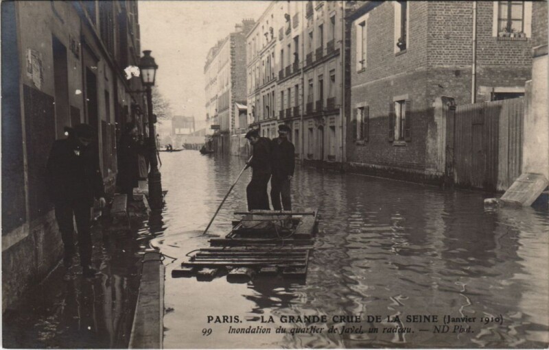 Carte postale ancienne La grande crue de la Seine (Janvier 1910) - Inondation du quartier de Javel, un radeau à Paris 15e