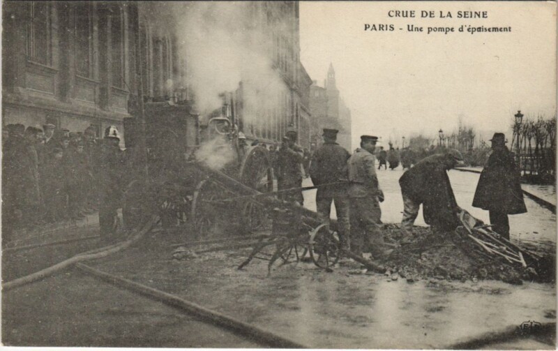 Carte postale ancienne Inondations 1910 Paris Sapeurs-pompiers Firefighters