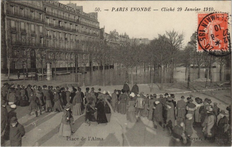 Carte postale ancienne Inondations 1910 Paris Place de l'Alma