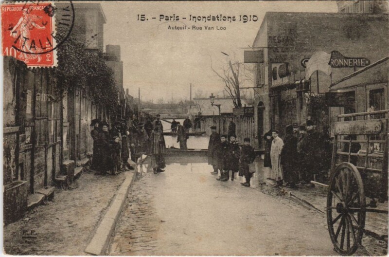 Carte postale ancienne Inondations 1910 - Auteuil - Rue Van Loo à Paris 16e
