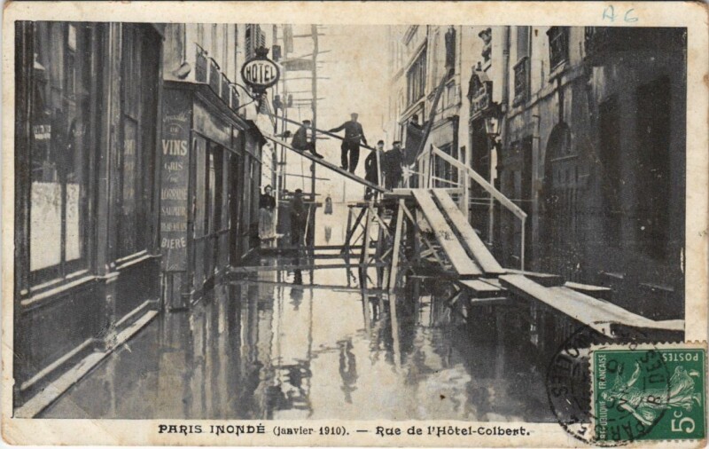 Carte postale ancienne Inondations 1910 Paris Rue de l'hotel Colbert