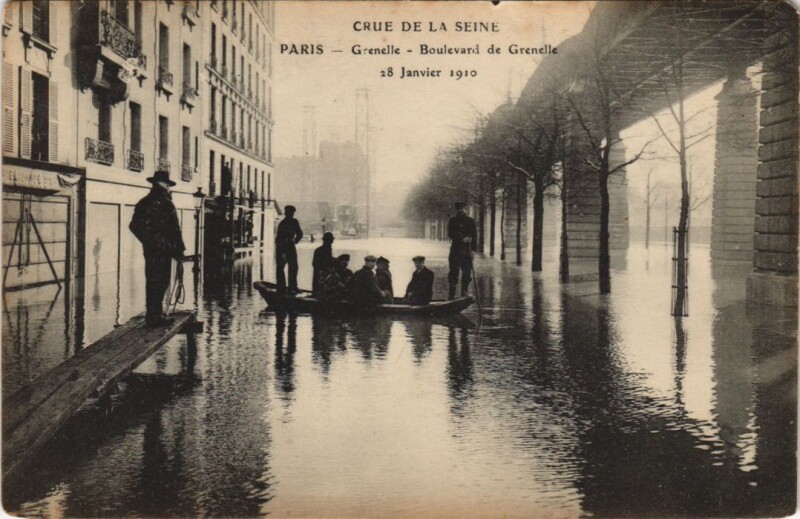 Carte postale ancienne Crue de la Seine - Grenelle - Boulevard de Grenelle 28 janvier 1910 à Paris 15e