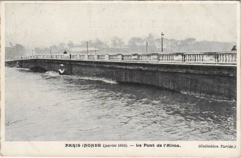 Carte postale ancienne Inondations 1910 Paris Pont de l'Alma