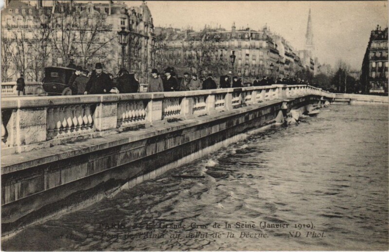 Carte postale ancienne Inondations 1910 Paris Pont de l'Alma