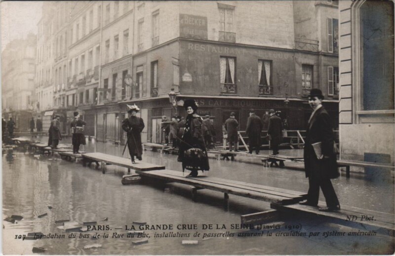 Carte postale ancienne Inondations 1910 Paris Rue du Bac Passerelle