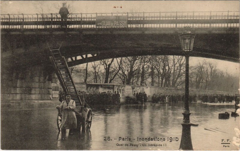 Carte postale ancienne Inondations 1910 - Quai de Passy - Un Intrépide à Paris 16e