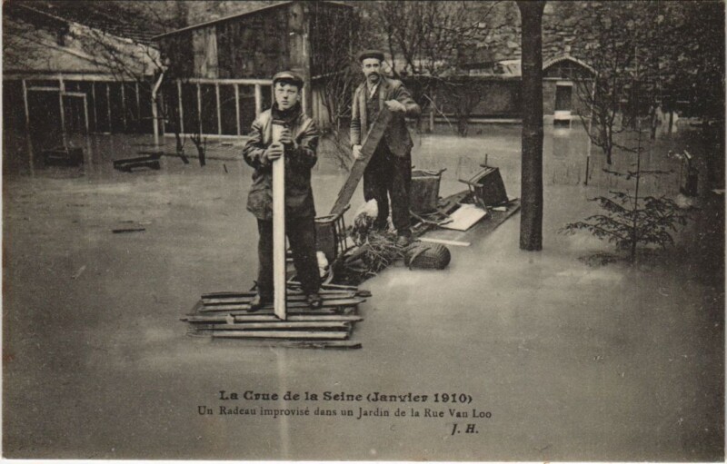 Carte postale ancienne La Crue de la Seine (Janvier 1910) - Un Radeau improvisé dans un Jardin de la Rue Van Loo à Paris 16e