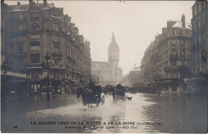Carte postale ancienne Inondations 1910 Paris Rue de Lyon