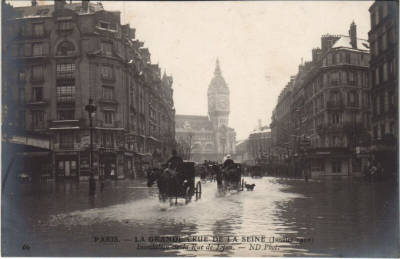 Carte postale ancienne Inondations 1910 Paris Rue de Lyon