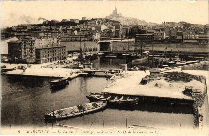 Carte postale ancienne Marseille Le Bassin de Carrenage - Vue vers N.-D. de la Garde à Marseille