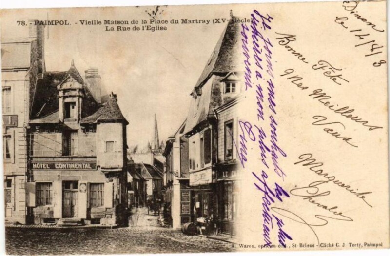 Carte postale ancienne Paimpol Vieille Maison de la Place du Martray (Xv s.) La Rue de à Paimpol