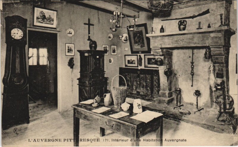 Carte postale ancienne Interieur d'une Habitation Auvergnate