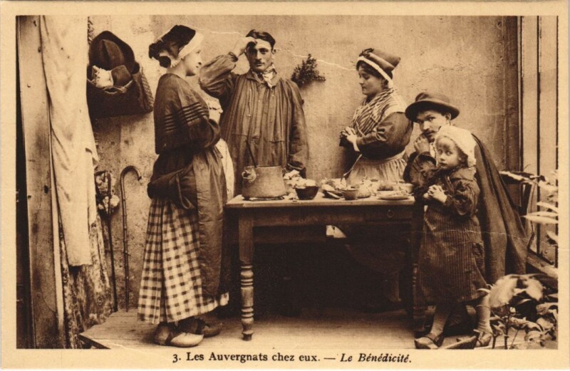 Carte postale ancienne Les Auvergnates Chez Eux - Le Benedicite