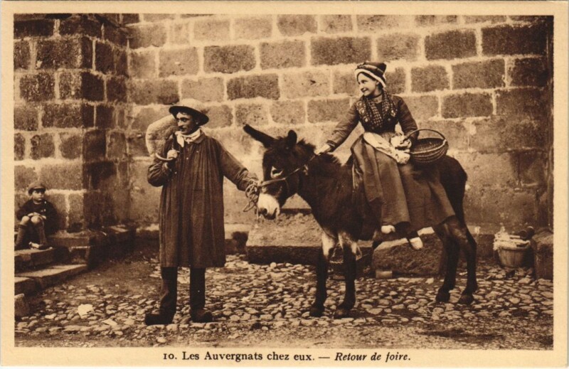 Carte postale ancienne Les Auvergnates Chez Eux - Retour de Foire